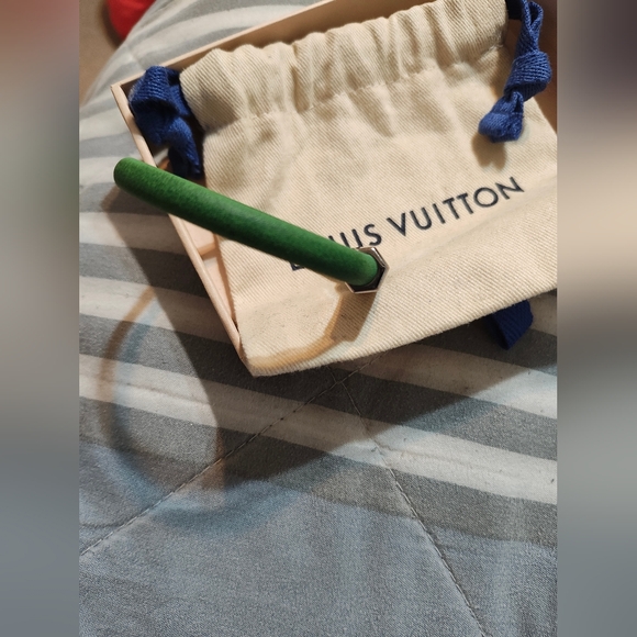 Louis Vuitton Clip It Bracelet - Picture 10 of 12